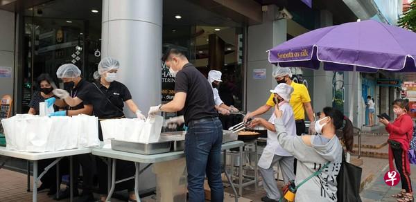 泰国国际航空最近使出“逆境求生术”，利用地段优势，在位于曼谷商业闹区的是龙（Silom）售票办事处前摆起路边摊卖早点“Patong Go”。(图/THAI Catering面簿） 