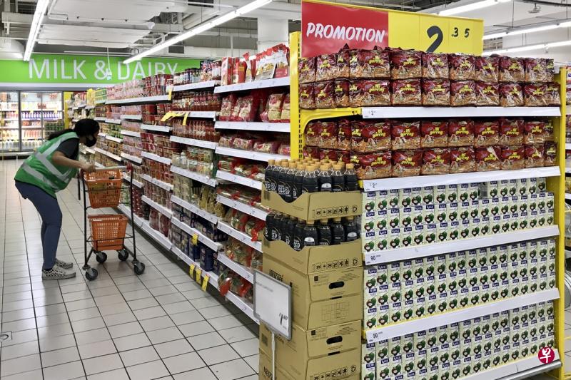 即日起，巨人超市出售的约650种生鲜蔬果和日用品将削价约20％，为期至少三个月至六个月。（陈斌勤摄） 