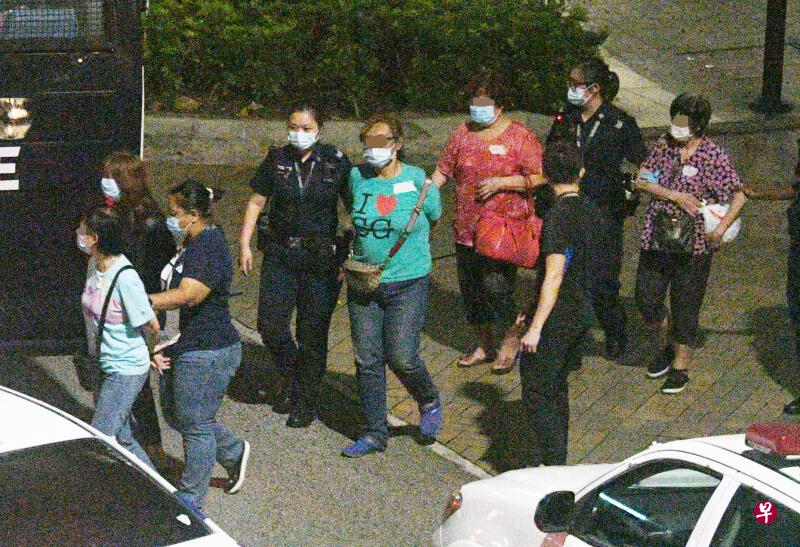 多名阿嫂也因涉案被捕，其中有阿嬷走路缓慢，需女警搀扶。
