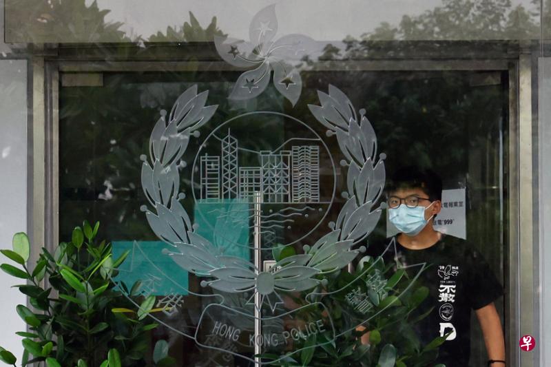 黄之锋昨天录取口供后离开香港中区警署。（中通社）