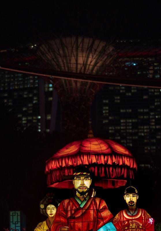 朝鲜王室出巡时专用的华盖，与背后的擎天树相映成趣。