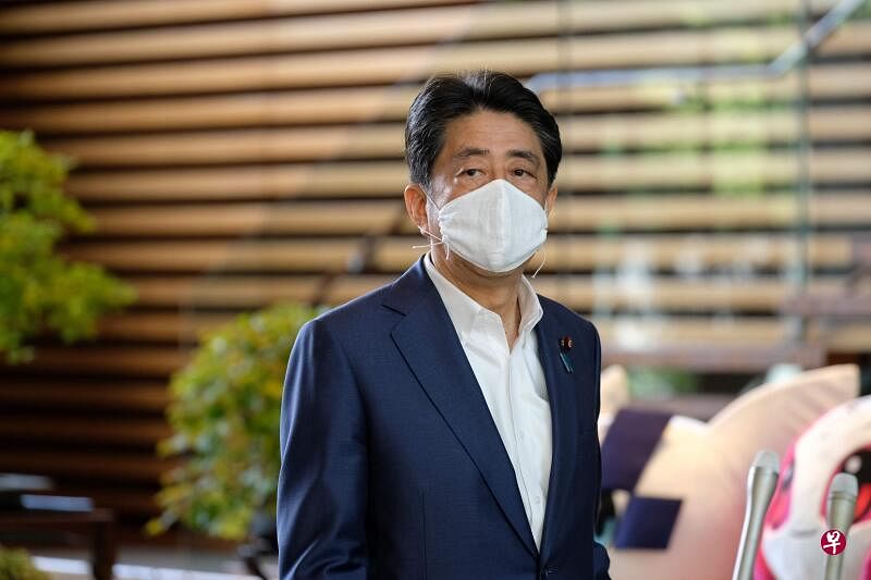 作者认为，安倍在战后日本宪政史上立下的汗马功劳是不可低估的。（法新社档案照片）