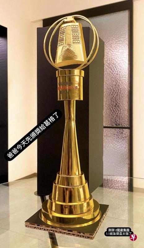 黄父在火化仪式时烧了一座纸扎奖座给小鬼。（IG图）