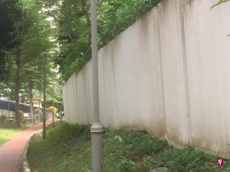 公寓围墙倾斜，似有倒塌风险。（读者提供）