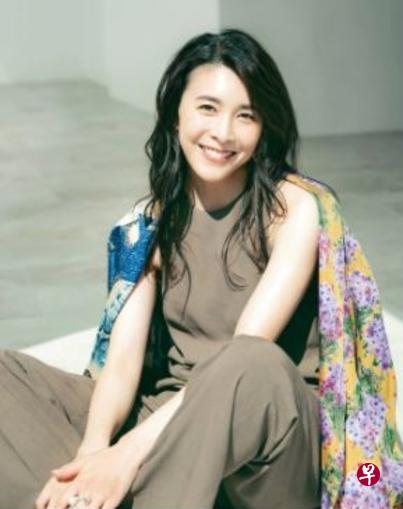 竹内结子是“Lee”10月号的封面人物。（互联网）
