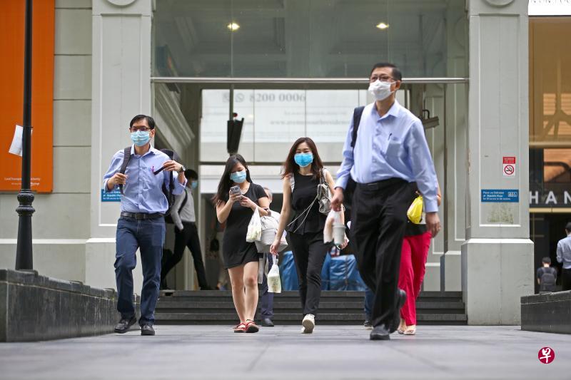 工作场所限制措施昨天起放宽，更多员工可回办公室上班，但昨早莱佛士坊地铁站的人流量没有显著增加。（李健玮摄）
