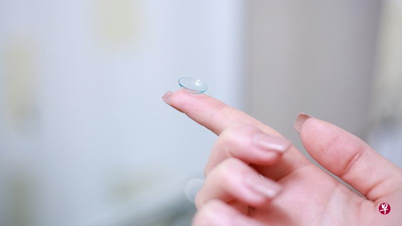 克拉克森配戴隐形眼镜时手上的水中混有寄生虫，导致右眼完全失明。（示意图/Pixabay） 
