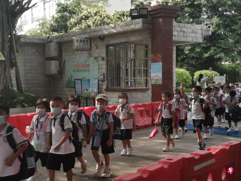 中国各地学校自3月开始逐步恢复教学活动，截至8月末，共有2.02亿人重返校园。（曾实摄）