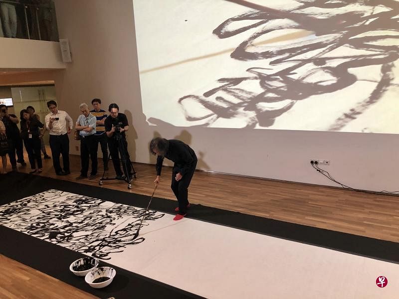 王冬龄2019年8月在新加坡国家美术馆现场示范挥毫乱书，吸引数百名观众围观。（画廊提供）