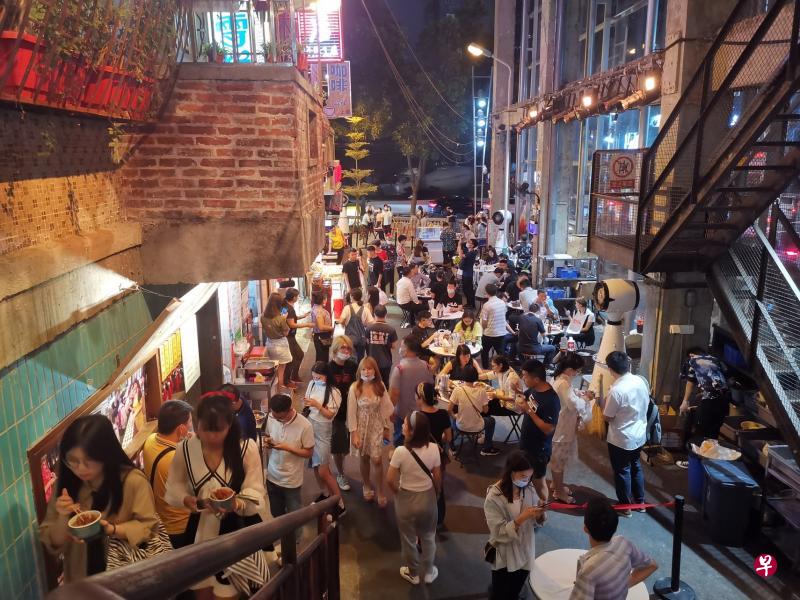 今年7月开业的广州超级文和友面积约5000平方米，其热闹状况让人几乎感觉不到疫情的存在。（曾实摄）