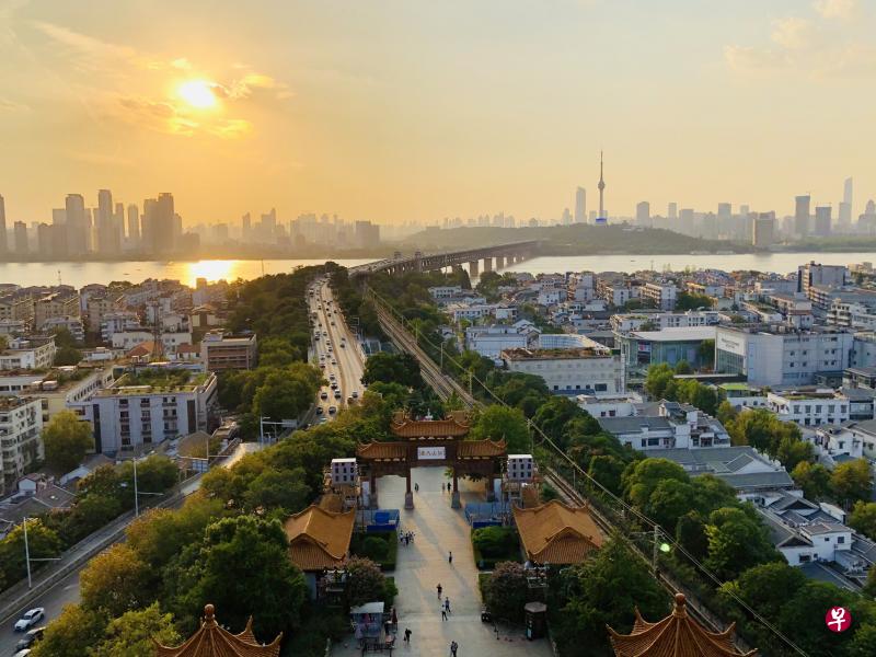 疫后的城市一步步恢复原来的样貌。图为黄鹤楼上远眺武汉市景。（陈婧摄）