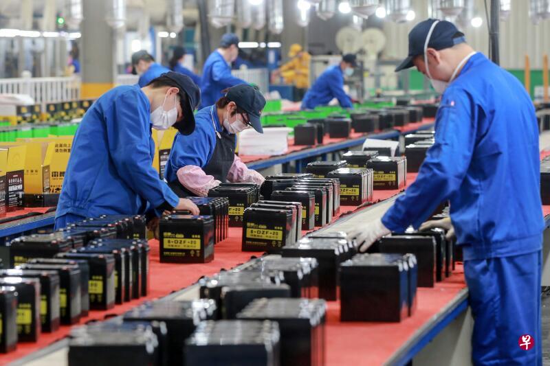 这家位于安徽淮北的电池工厂3月底复工复产。中国一些城市的疫情到3月已好转。