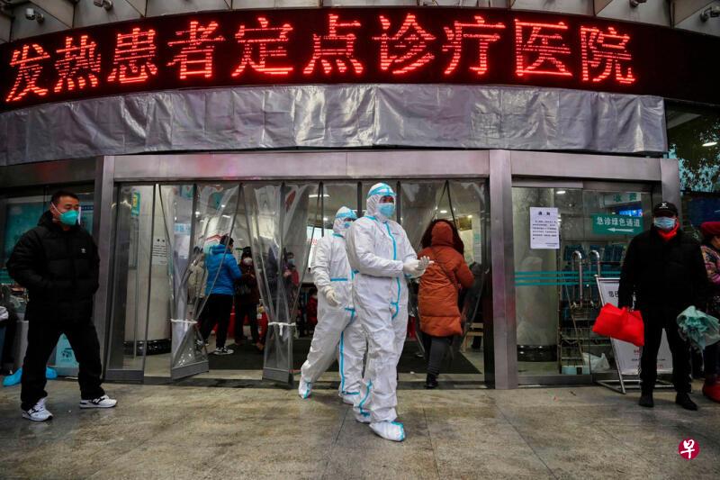 全副武装的医护人员1月25日在武汉红十字会医院外疏导人群。中国1月20日公开确认冠病能人传人。