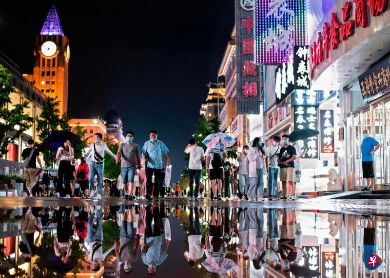 告别第二波疫情的北京居民虽然大多仍戴口罩出门，但8月中旬的购物区已重新热闹起来。 