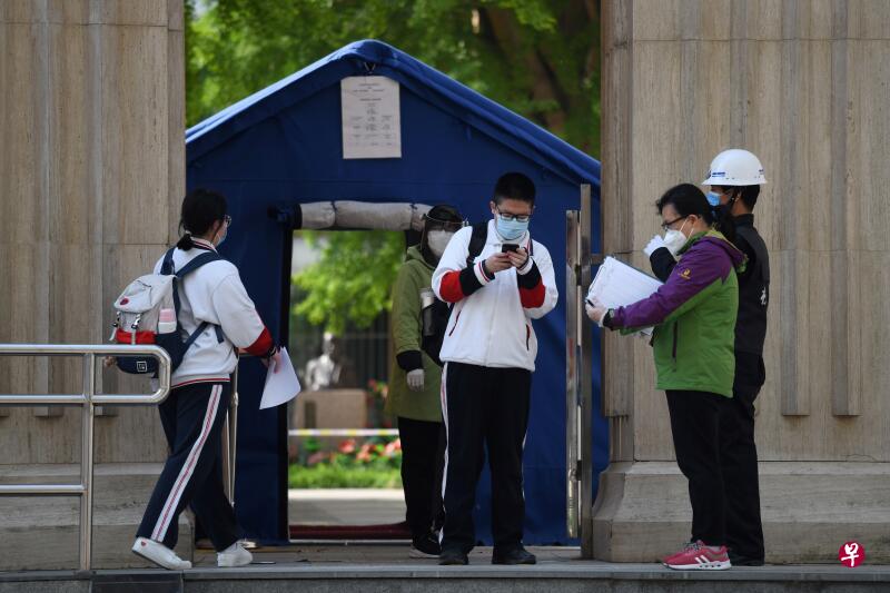 北京某中学的学生4月27日返校复课，依然得戴口罩量体温。