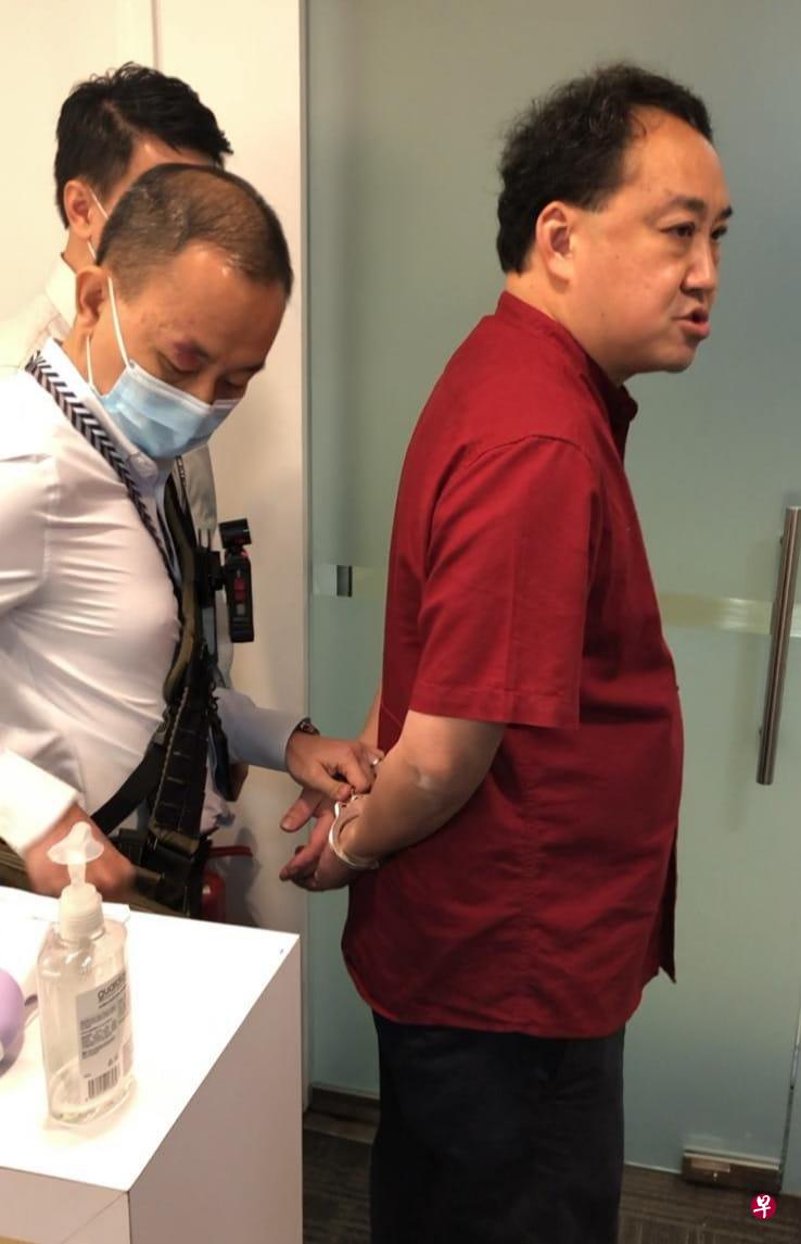 林鼎（右一）今天上午被逮捕。（取自M Ravi面簿） 