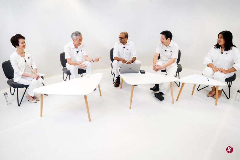 调查发现，有64%选民认为线上群众大会对他们的投票选择发挥了作用。图为今年大选中李显龙总理（左二）与当时的人民行动党候选人刘燕玲（左起）、普杰立、黄循财和新面孔娜蒂雅一起出席线上群众大会。（档案照片）