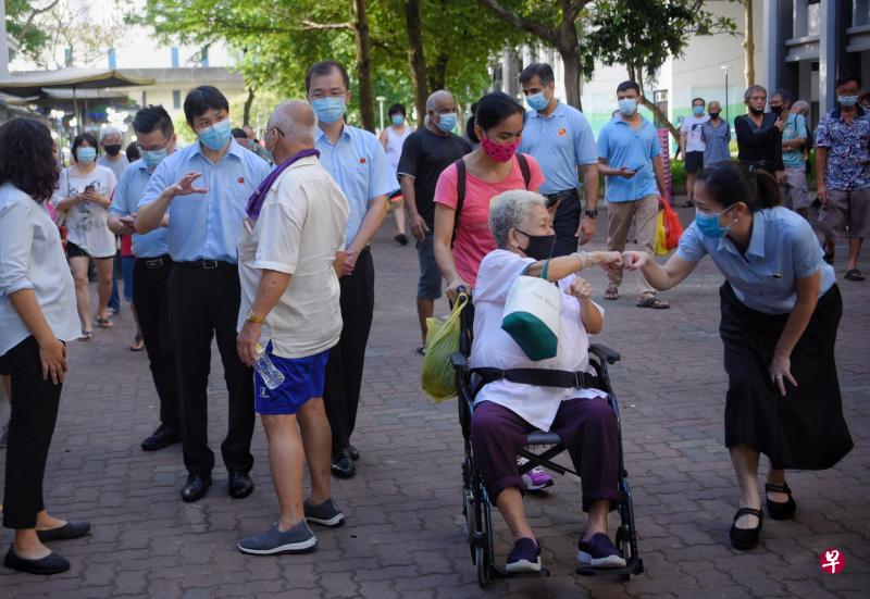 认为工人党是一个可信赖政党的选民增加了，图为工人党盛港参选团队成员辣玉沙（蓝衣侧对镜头者，左一）、林志蔚副教授（左三）、蔡庆威（左五）和何廷儒（右一）今年7月在街头和选民交流。（档案照片）