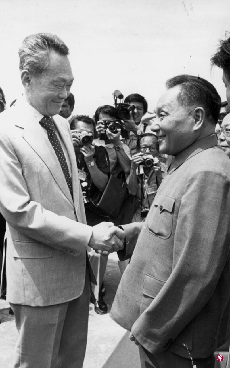 1978年11月，中国副总理邓小平（右）莅临新加坡访问，总理李光耀亲自到机场迎接他。（海峡时报档案照）
