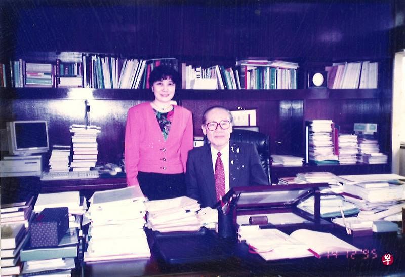 1995年12月19日在香港大学校长办公室师生合影。（作者提供）