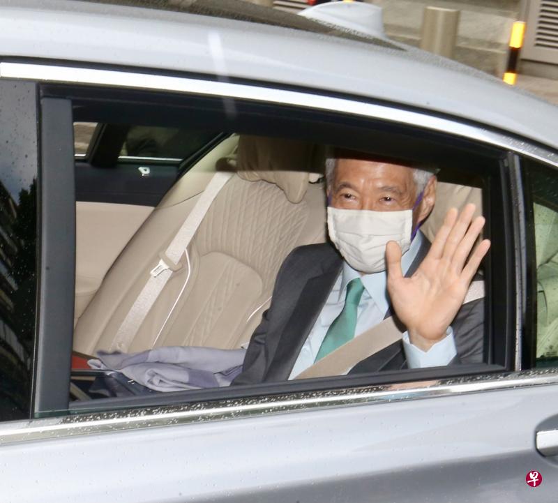李显龙总理起诉博客梁实轩诽谤的案件今早开庭，总理今天上午约9时40分乘车抵达最高法院。（邬福梁摄） 