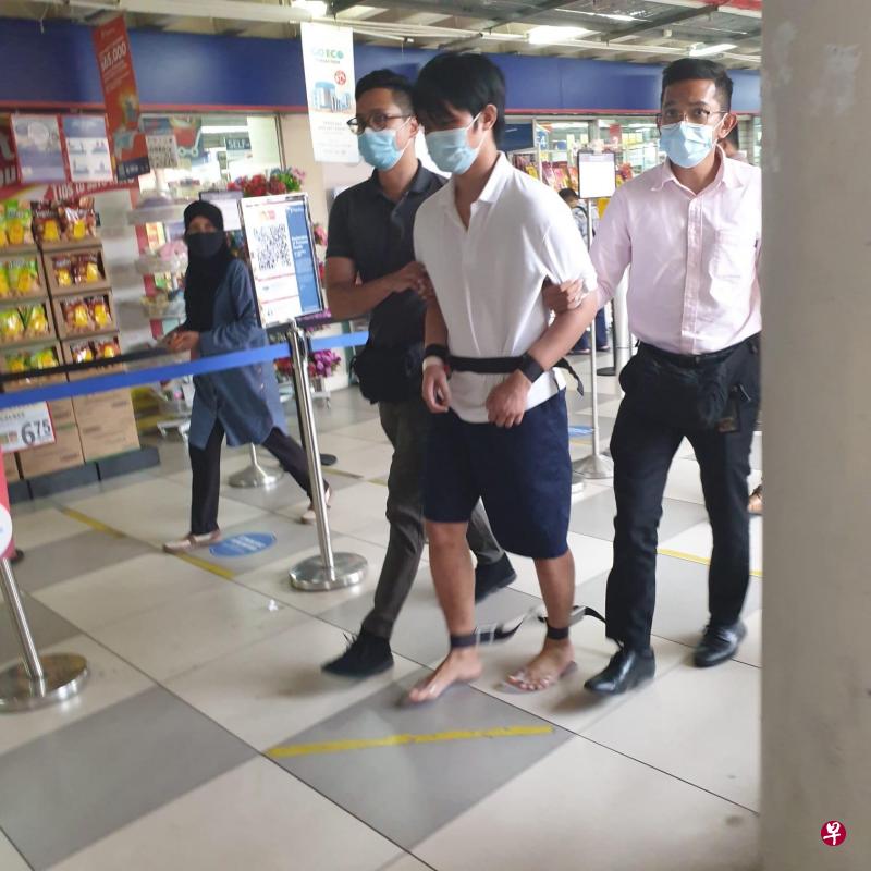 被告邱敬佑（译音）昨天被带回现场重组案情。（读者提供） 