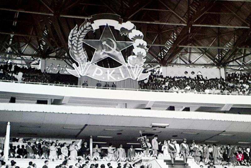 印尼共产党1965年在雅加达史纳延邦卡诺体育场举行一场声势浩大的集会，印共标志非常显眼地高挂在体育场内。（雅加达邮报档案照片）