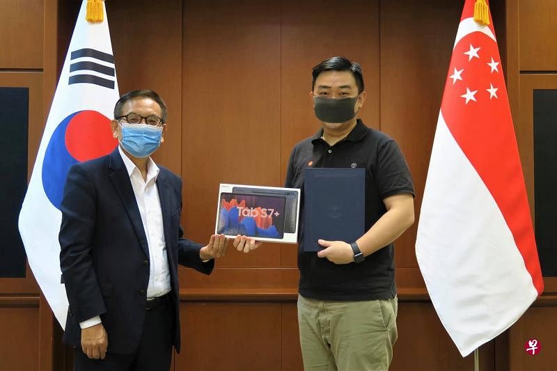 韩国驻新加坡大使安泳集（左）在10月7日颁发首届新加坡韩文写作比赛金奖给华文媒体集团新闻中心数码记者马华卿（右）。（韩国驻新加坡大使馆提供）
