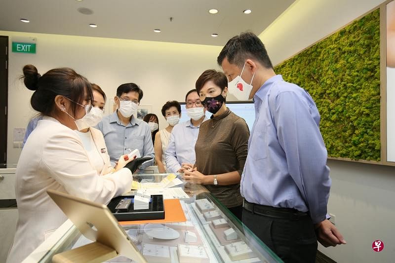 贸工部长陈振声（右一）与人力部长杨莉明（右二）参观树记珠宝（SK Jewellery）总部。（梁麒麟摄）