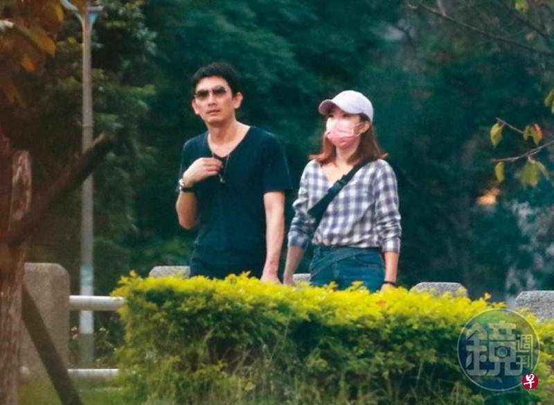 谢忻被媒体拍到和一名短发男子走出家门。（互联网）