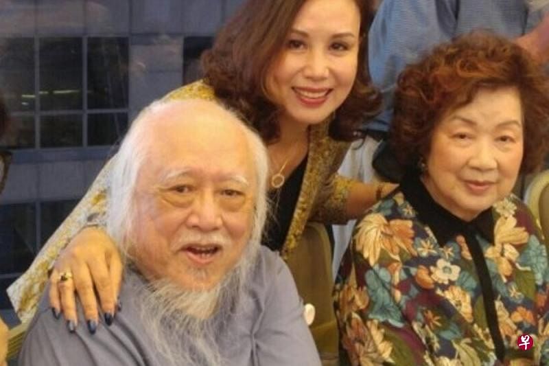 南红（右）与老公楚原（左）结婚50多年仍恩爱如昔。（互联网）