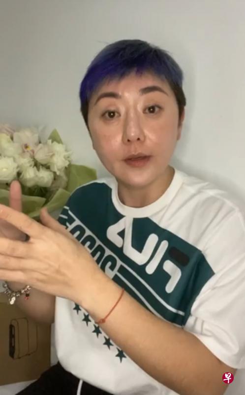 权怡凤前晚开直播，她说光顾颜天发纯粹是工作上的需要。（视频截图）