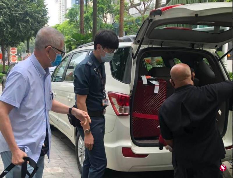 卫生部职员到君悦酒店接蔡和平去接受冠病检测。（蔡和平面簿图）