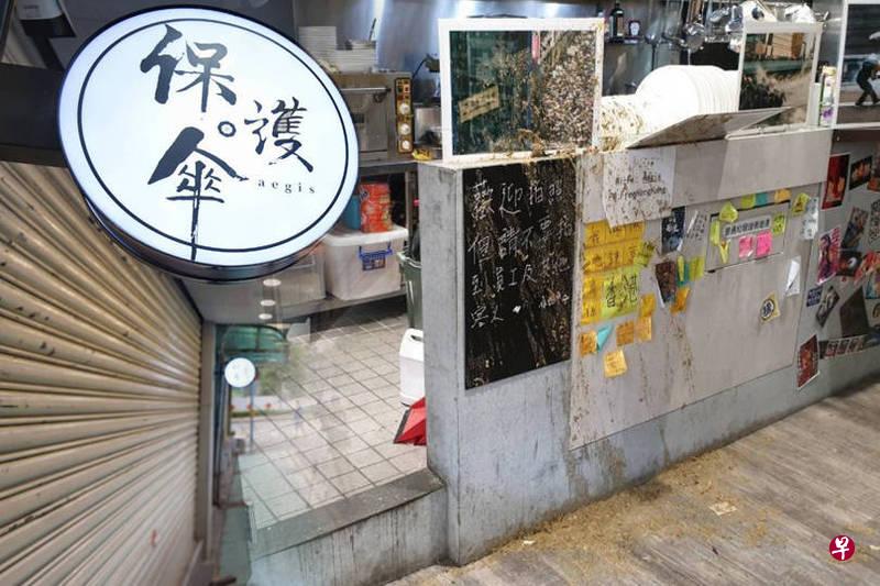位于台湾台北的“保护伞”餐厅今天中午被人泼鸡粪，柜台、餐具有鸡粪。（自由时报）