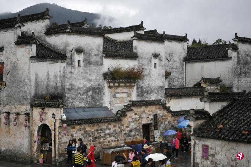 中国安徽省黄山市黟县宏村现存的古民居，完整地保留了明清时期的乡村原貌及内在的文化信息。（中新社） 