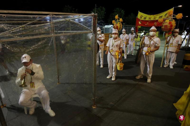 后港斗母宫昨晚在榜鹅东岛海边举行私人的迎驾仪式，全程只有少于50名庙宇理事和工作人员参与。吹奏唢呐的乐手也在特别划分出来的区域演奏，以保持安全距离。（李健玮摄）