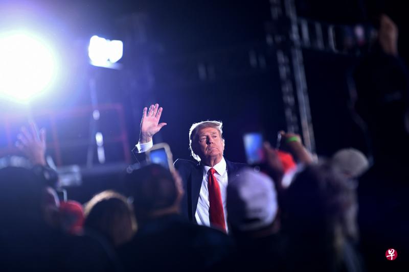 特朗普在佐治亚州的竞选集会上说，拜登是个“贪污政客”，其家族是“犯罪企业”。（法新社） 