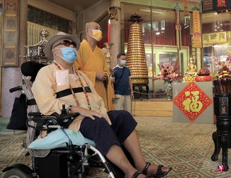 曾同时兼任普陀寺和龙山寺住持的传文法师（左，坐轮椅者）昨天将普陀寺交给师叔广荣法师（中）管理。（邝启聪摄）