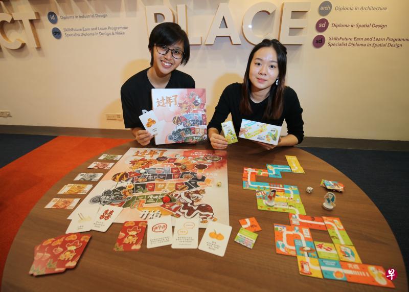 南洋理工学院学生陈嘉微（左）和林苓苓分别以节庆与本地文化的主题设计桌游，希望让学生通过有趣的游戏运用华文。（谢智扬摄）