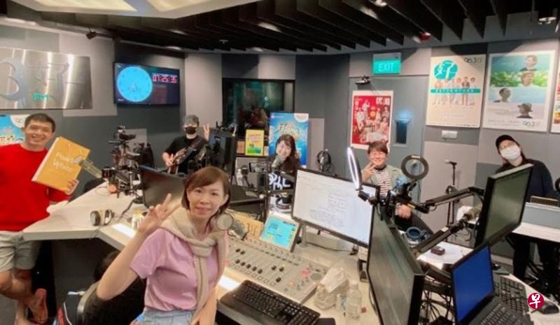 DJ国贤（左一）、丽仪（前排）与组合Tinbox Band以直播说唱方式揭晓“男女对唱”主题成绩。（96.3好FM提供）