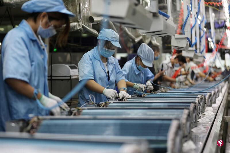 中国前天通过《出口管制法》限制敏感产品出口，以保护国家安全，违反新法的中国和外资企业最高可被罚款500万元（人民币，下同，101万新元）及吊销出口经营资格。图为武汉一家工厂的员工正在工作。（法新社）