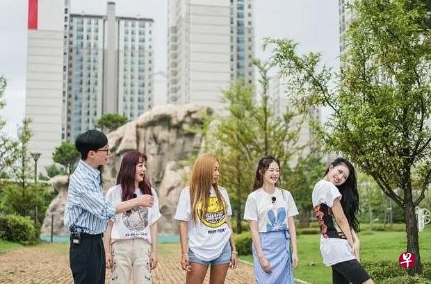刘在锡、吴娜拉、Jessi、全昭旻和李美珠凭着第六感，在真实场景中找出造假的线索。第一集制作组将废置的老房子改造成小餐馆，刘在锡知道后惊讶不已。（互联网）