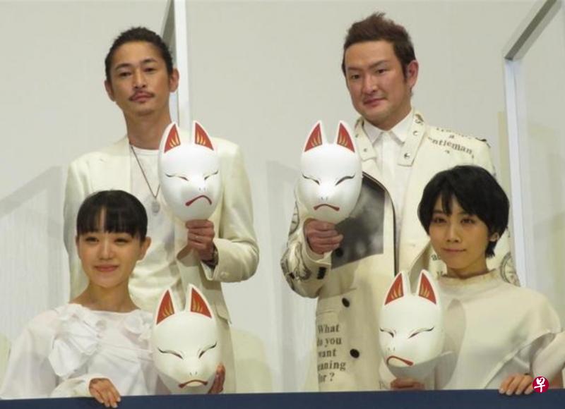中村狮童（后排右）与洼冢洋介（后排左）、松本穗香（前排右）及奈绪（前排左）出席《澪之料理帖》宣传。（互联网）