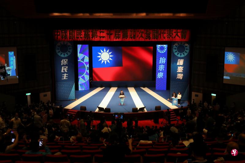 在9月6日举行的全代会中，国民党提出两岸政策报告，主张立基于中华民国宪法的“九二共识”，重新赋予其新内涵。（路透社）