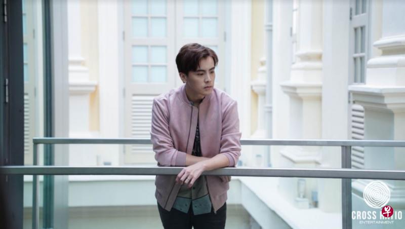 何维健重新演绎的《写一首歌给你》在亚洲文明博物馆拍摄。（Cross Ratio提供）
