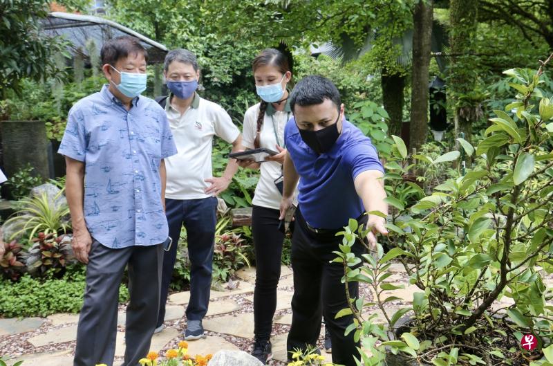 国家发展部长李智陞（右一）今早为迈入第四届的社区花园节掀开序幕时，宣布扩大引起公众热烈反响的“租用园地计划”。（邬福梁摄） 