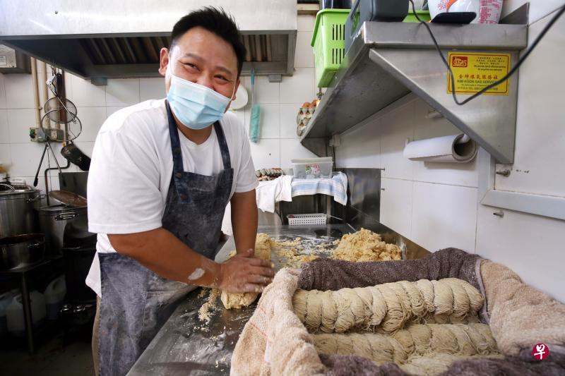 今年7月，邱建文完成了环境局为期15个月的培育新手小贩摊计划后，决定继续从事小贩行业，继承父亲卖手工云吞面的手艺。（萧紫薇摄）
