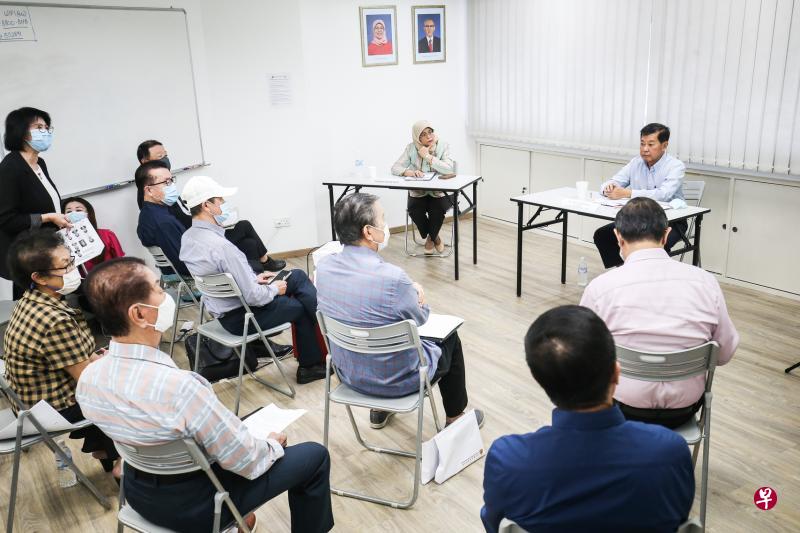 哈莉玛总统（坐左边桌）走访全国商联总会时，连同商联总会会长杨向明（坐右边桌）与会员们进行交流，进一步了解他们所面对的问题。（梁伟康摄）