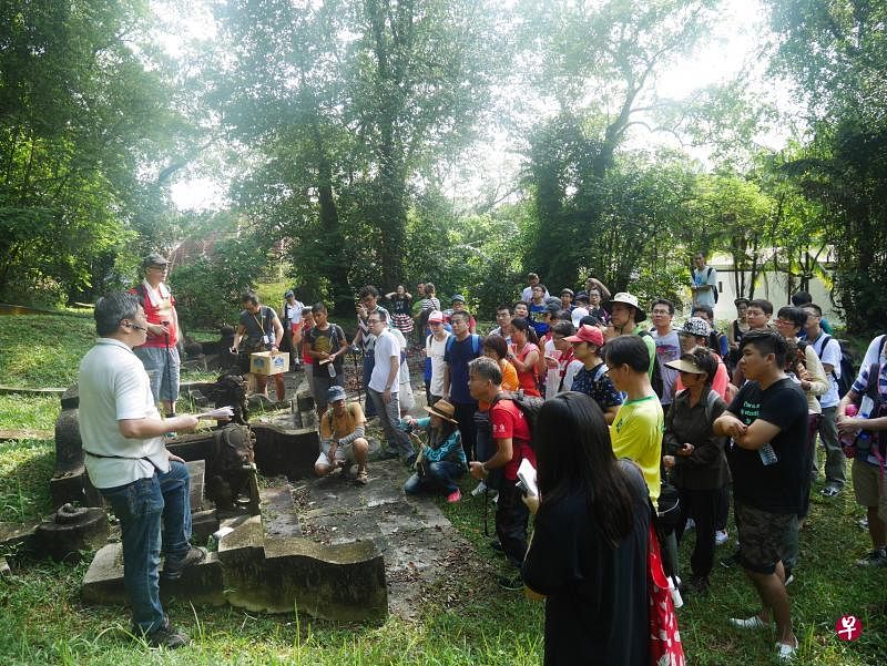武吉布朗坟山，林志强孜孜矻矻寻找有助于了解岛国历史发展的线索。（作者提供）