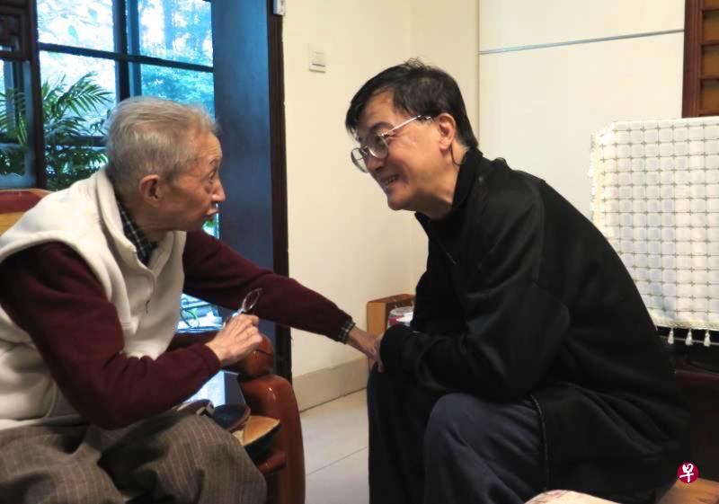 2019年10月10日，作者（右）最后一次在成都拜会流沙河。（罗缋元摄）